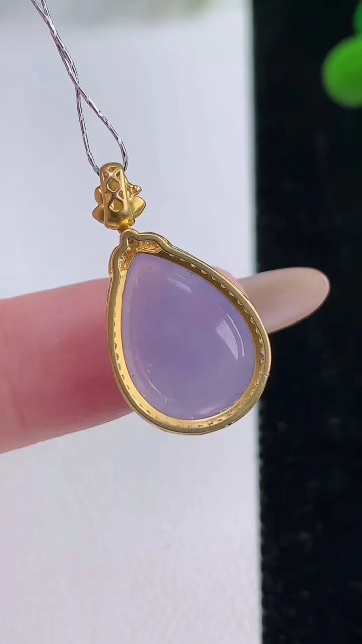 天然A货翡翠18K金紫罗兰水滴吊坠，尺寸23.3-12.5-6.5，裸石14.8-10.6重量:2.08g
11月25日