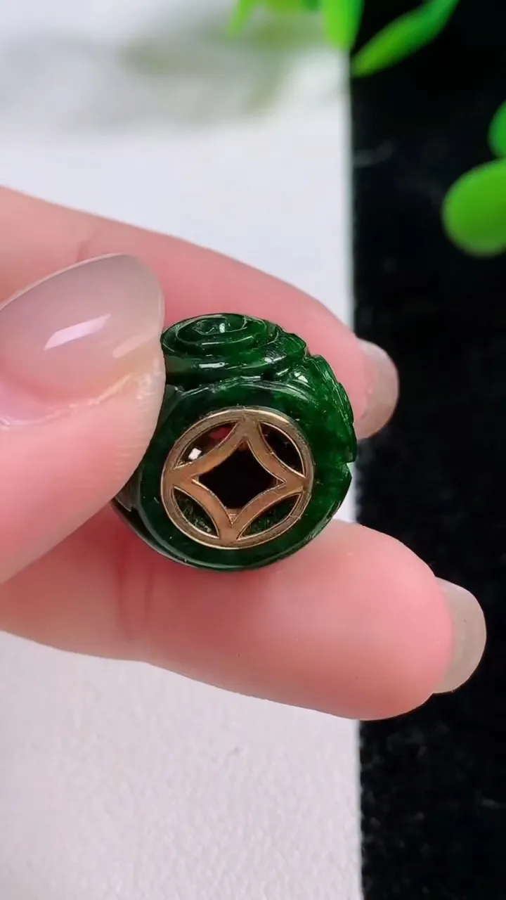 天然A货翡翠路路通吊坠，尺寸17.4-11.2，重:6.30g
11月25日