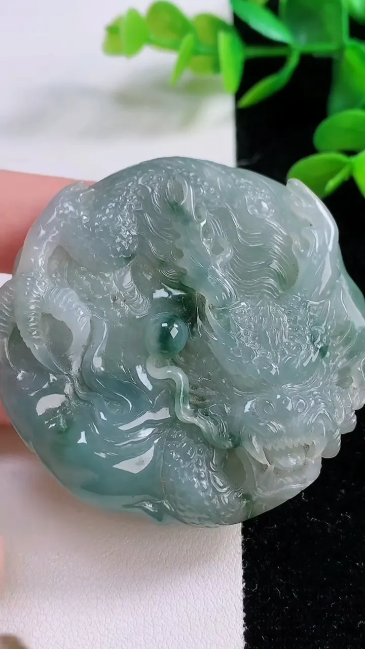 天然A货翡翠种飘花龙牌吊坠，尺寸55.8-11，重:66.23g
11月25日