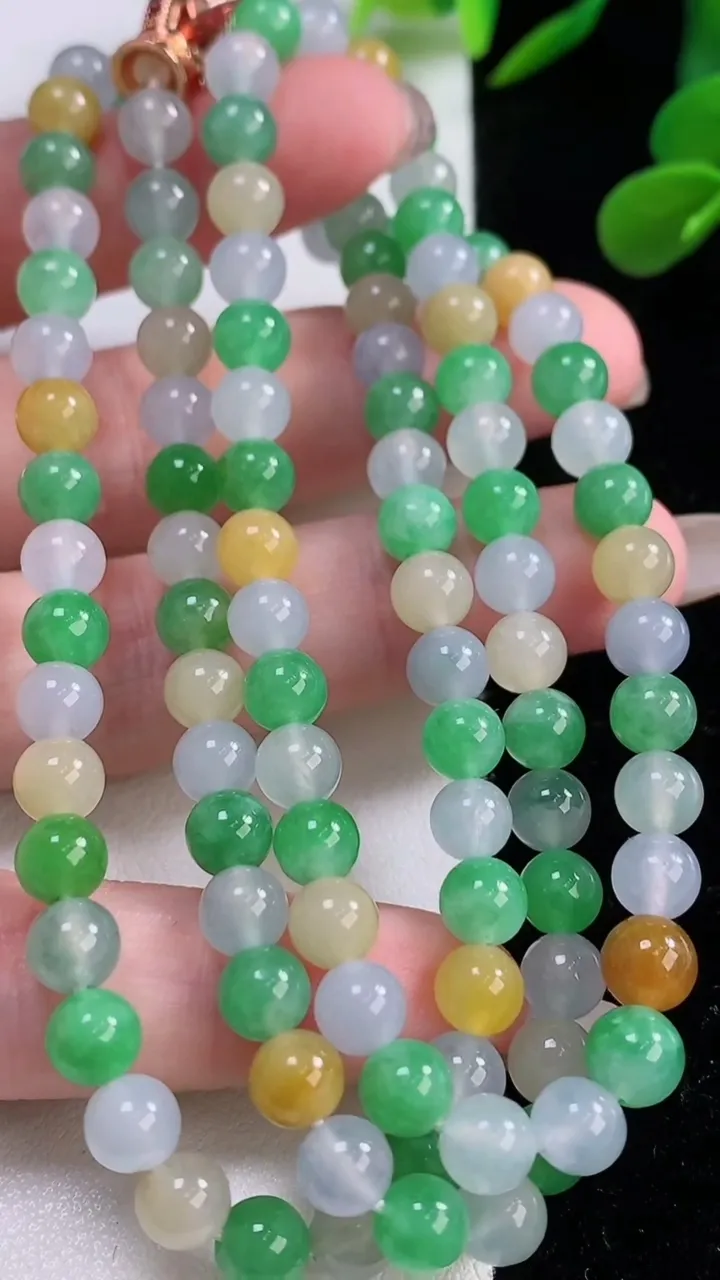 天然A货翡翠种三彩圆珠项链，尺寸5.7-108颗，重量:40.19g11月25日
工厂直销收藏佳品,种好水足，色泽均匀，有种有色，上手高大气！
