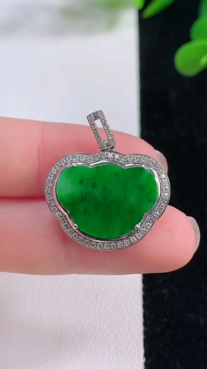 天然A货翡翠如意头吊坠，尺寸25.5-22.8-6.3，裸石12.6-17.4重量:4.21g
11月25日