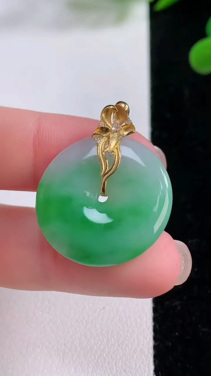 天然A货翡翠平安扣吊坠，尺寸23.7-3.7，重量:4.90g
11月25日