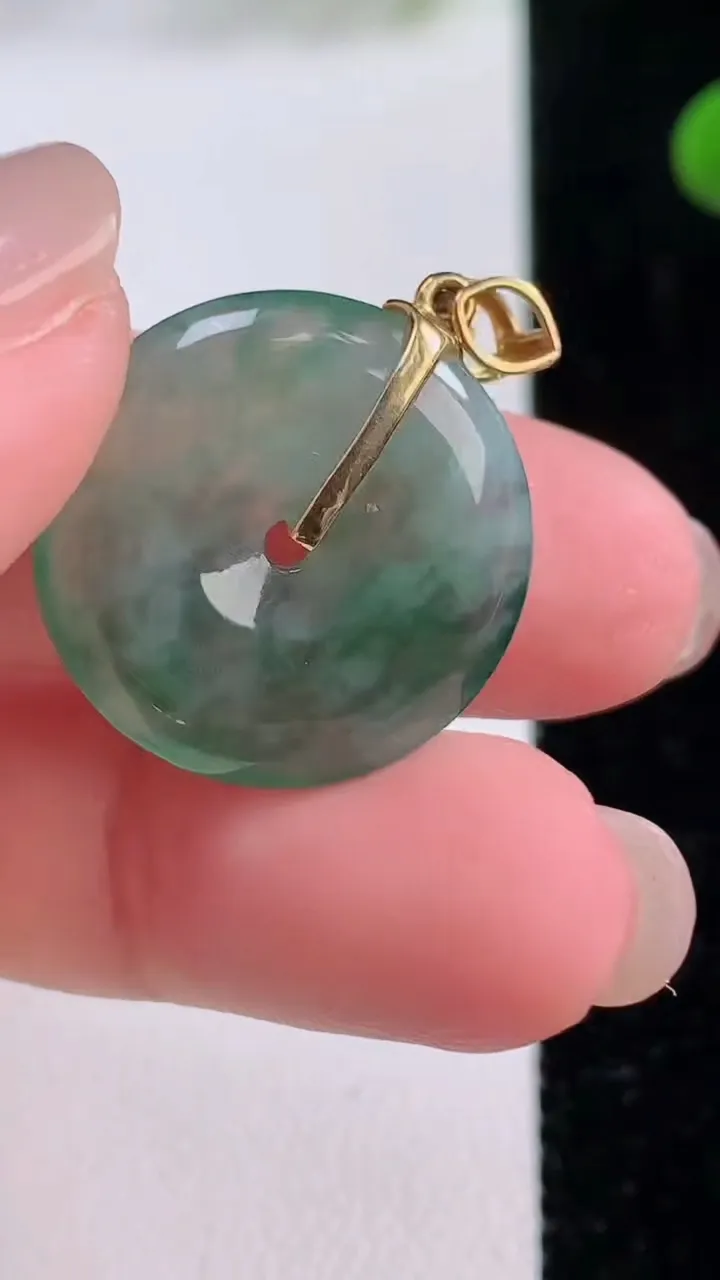 天然A货翡翠种飘花平安扣吊坠，尺寸20.8-3.6，重量:3.77g
11月25日