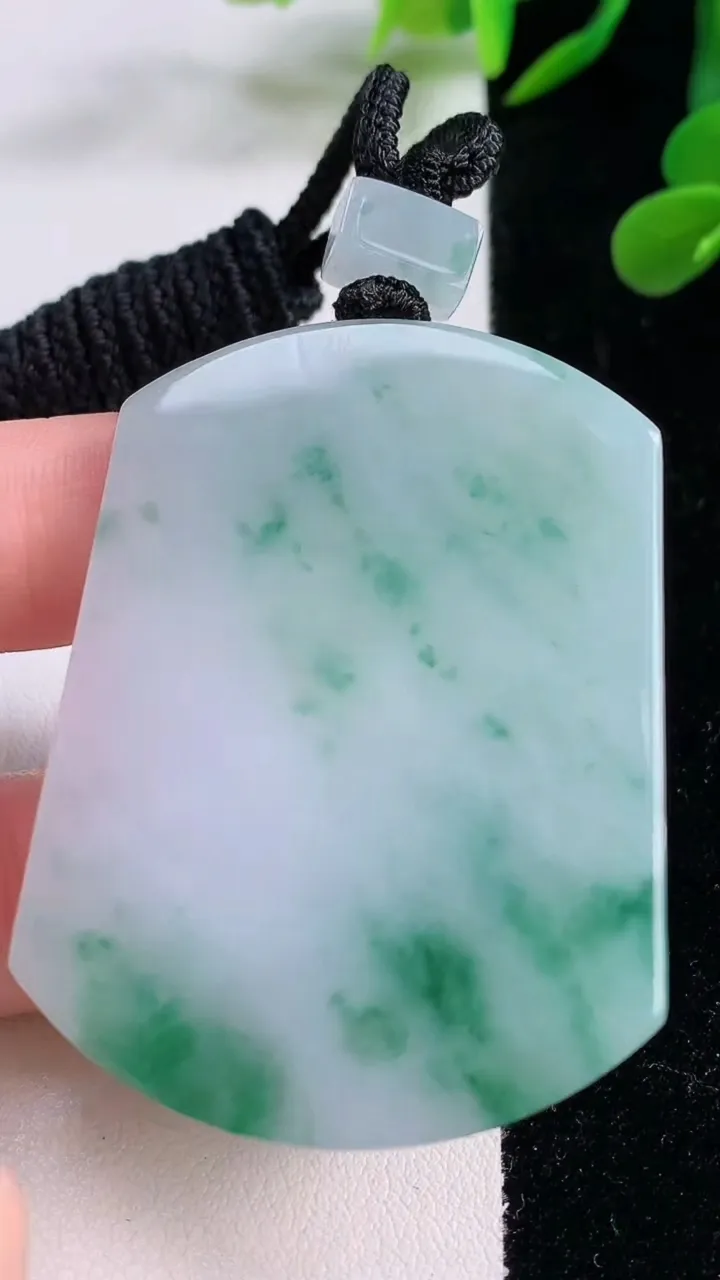 天然A货翡翠飘花无事牌吊坠，尺寸53.4-39.4-5.7，重量:38.97g
11月25日