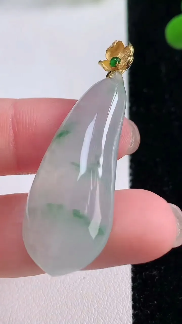 天然A货翡翠种飘花福瓜吊坠，尺寸37.5-17.4-6.5，重量:8.21g
11月25日