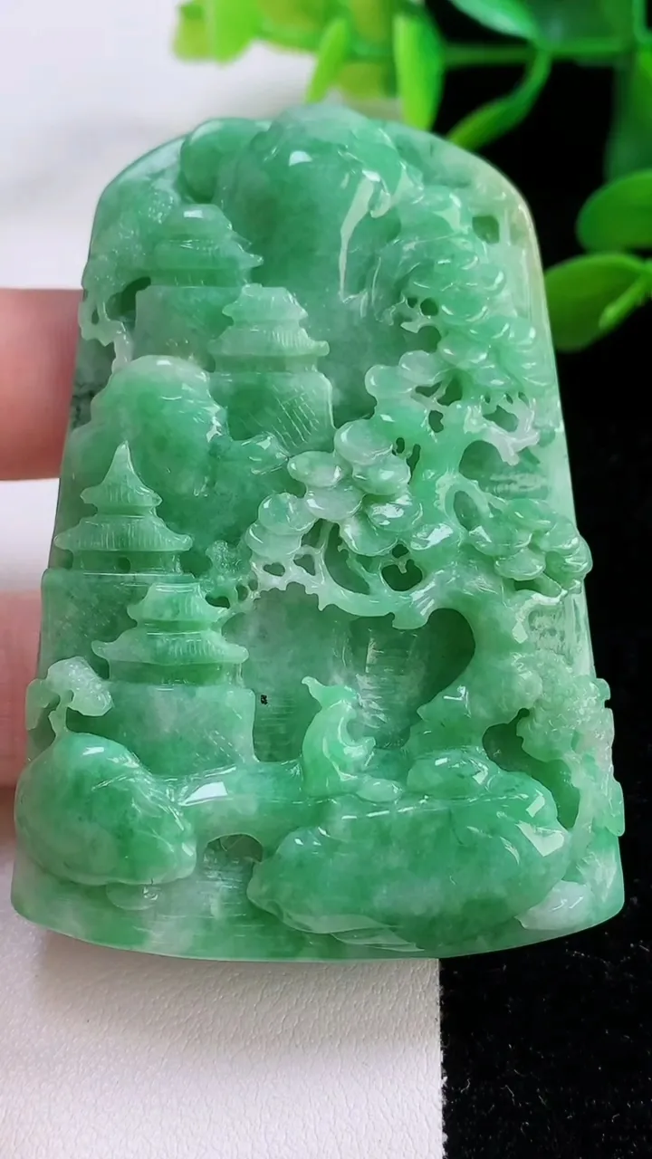 天然A货翡翠山水牌吊坠，尺寸67-40-11，重:70.95g
11月25日