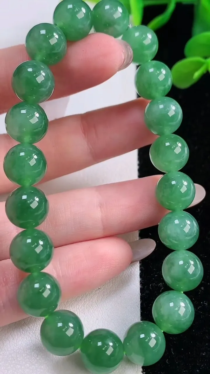 天然A货翡翠圆珠手串，尺寸9.8-20颗，重量:34.02g11月25日
工厂直销收藏佳品,种好水足，色泽均匀，有种有色，上手高大气！