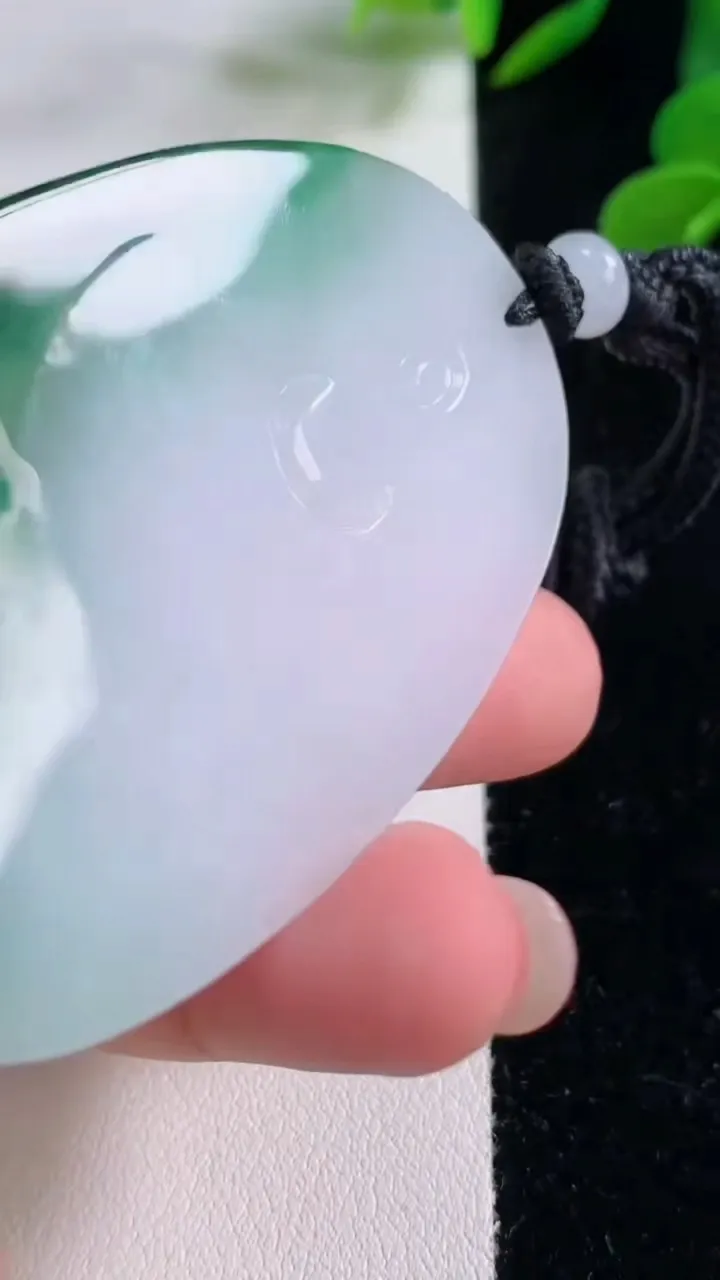 天然A货翡翠观音菩萨吊坠，尺寸62.6-39.8-5.1，重量:33.17g
11月25日