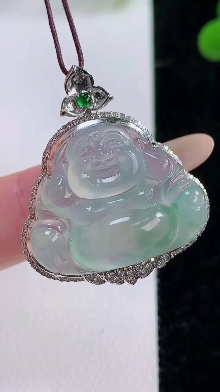 天然A货翡翠种飘花佛公吊坠，尺寸32.3-27.8-10.7，裸石20-25重量:7.81g
11月25日