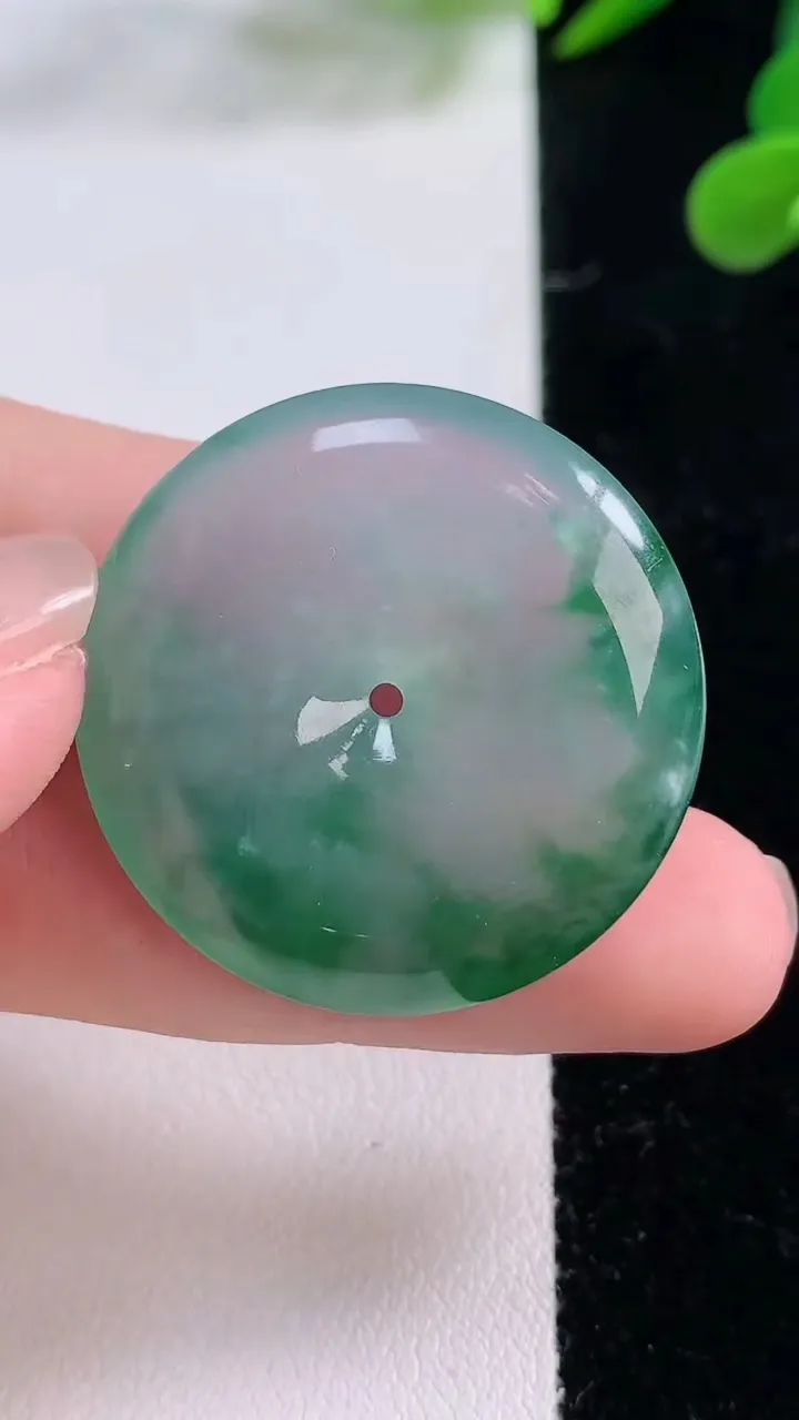 天然A货翡翠种飘花平安扣吊坠，尺寸31.2-6.3，重量:14.18g
11月25日