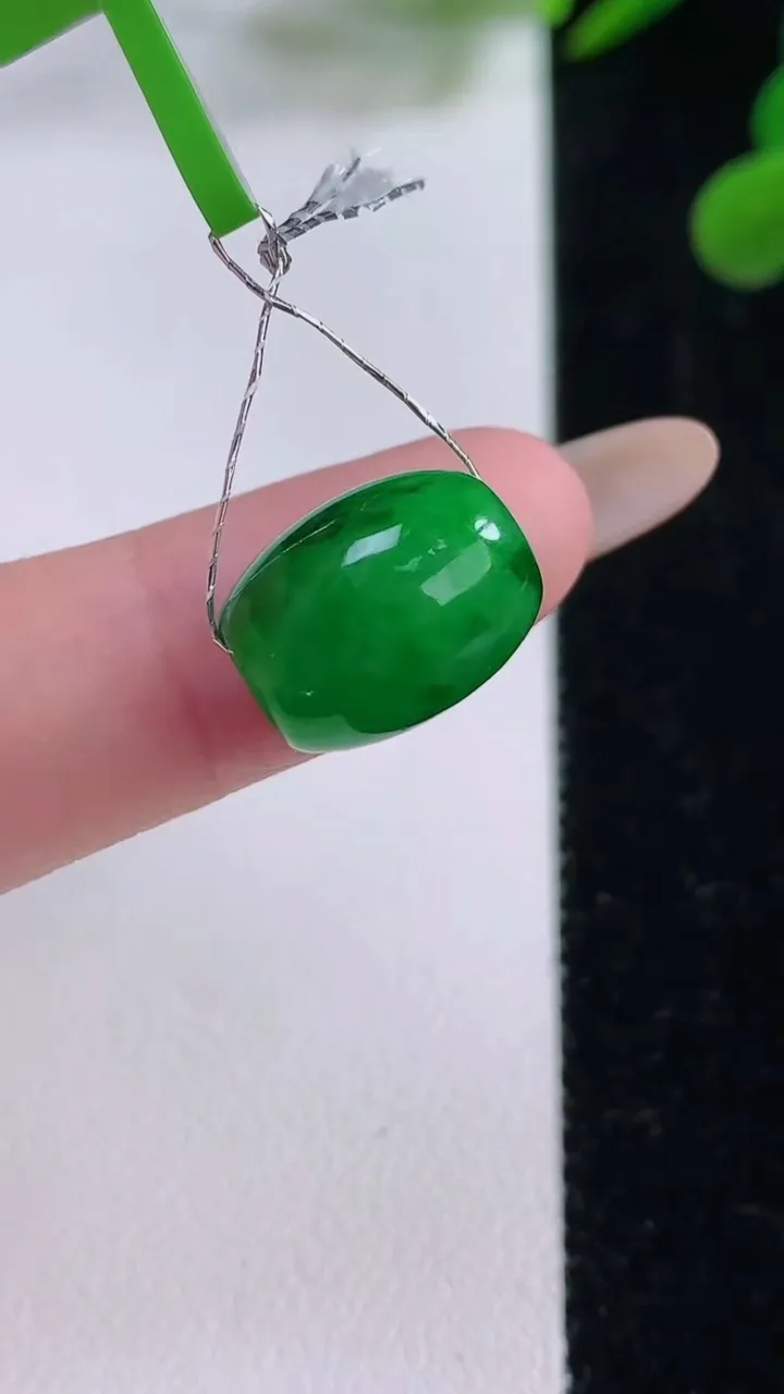 天然A货翡翠路路通吊坠，尺寸12.5-9.8，重量:2.69g
11月25日