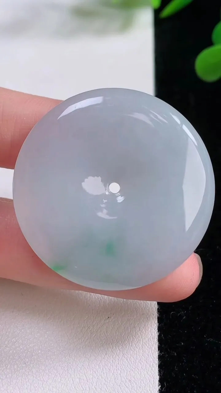 天然A货翡翠平安扣吊坠，尺寸39.4-6，重量:20.50g
11月25日