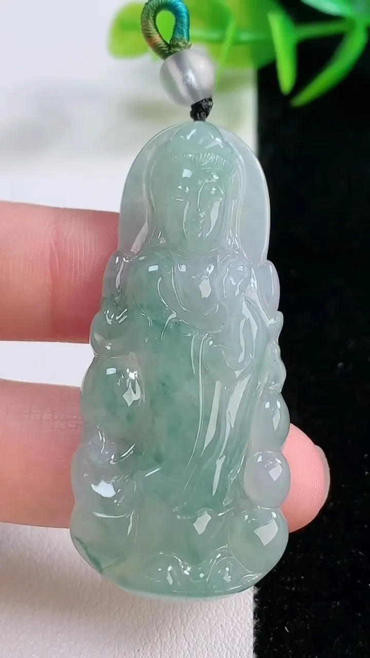 天然A货翡翠冰种飘花观音菩萨吊坠，尺寸52.3-23.5-5.6，重量:13.53g
11月25日