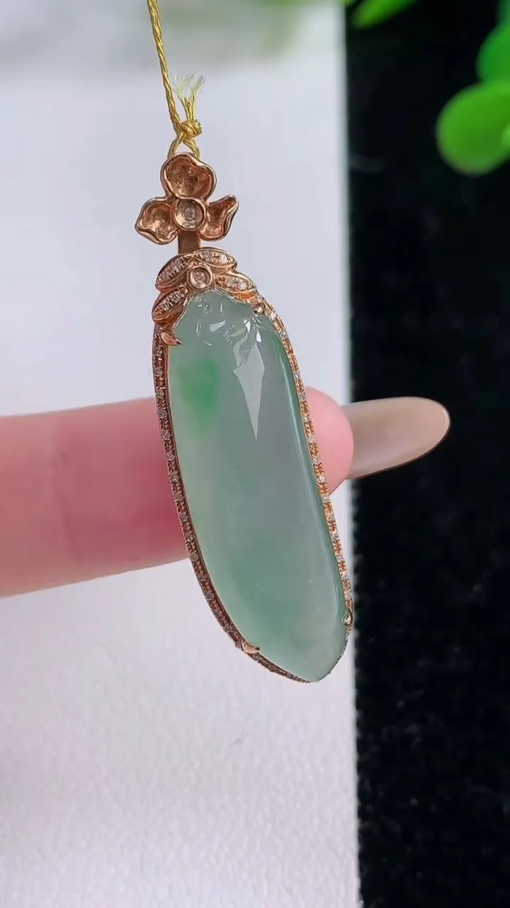 天然A货翡翠山水福瓜吊坠，尺寸39.3-11-8.1，裸石28.6-8.8重量:5.81g
11月2