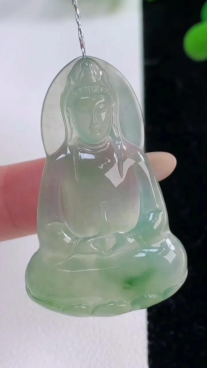 天然A货翡翠观音菩萨吊坠，尺寸43-27.3-4.9，重量:10.11g
11月25日