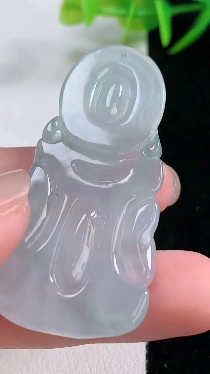 天然A货翡翠冰种飘花观音菩萨吊坠，尺寸52.3-25.4-5，重量:12.77g
11月25日