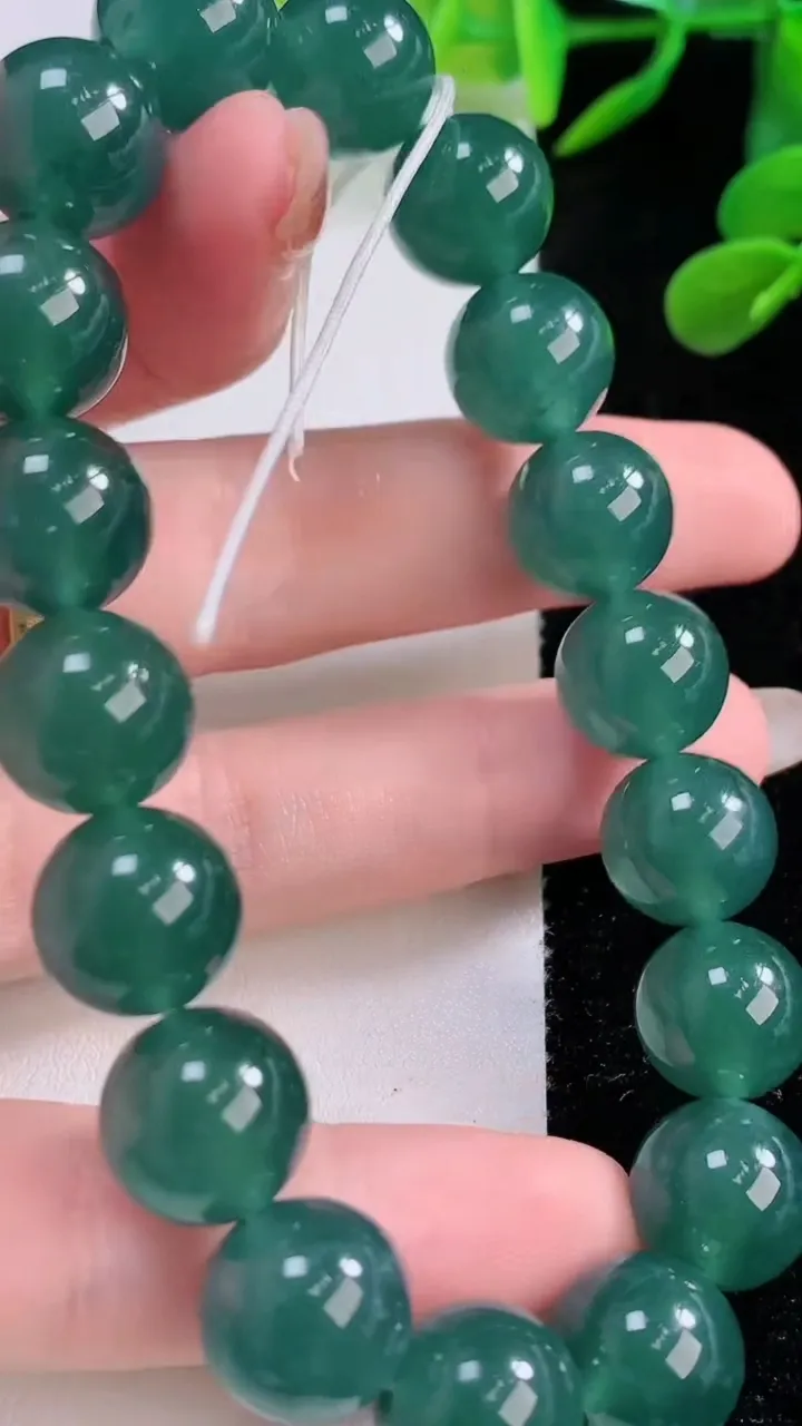 天然A货翡翠圆珠手串，尺寸11.6-18颗，重量:51.09g11月25日
工厂直销收藏佳品,种好水足，色泽均匀，有种有色，上手高大气！