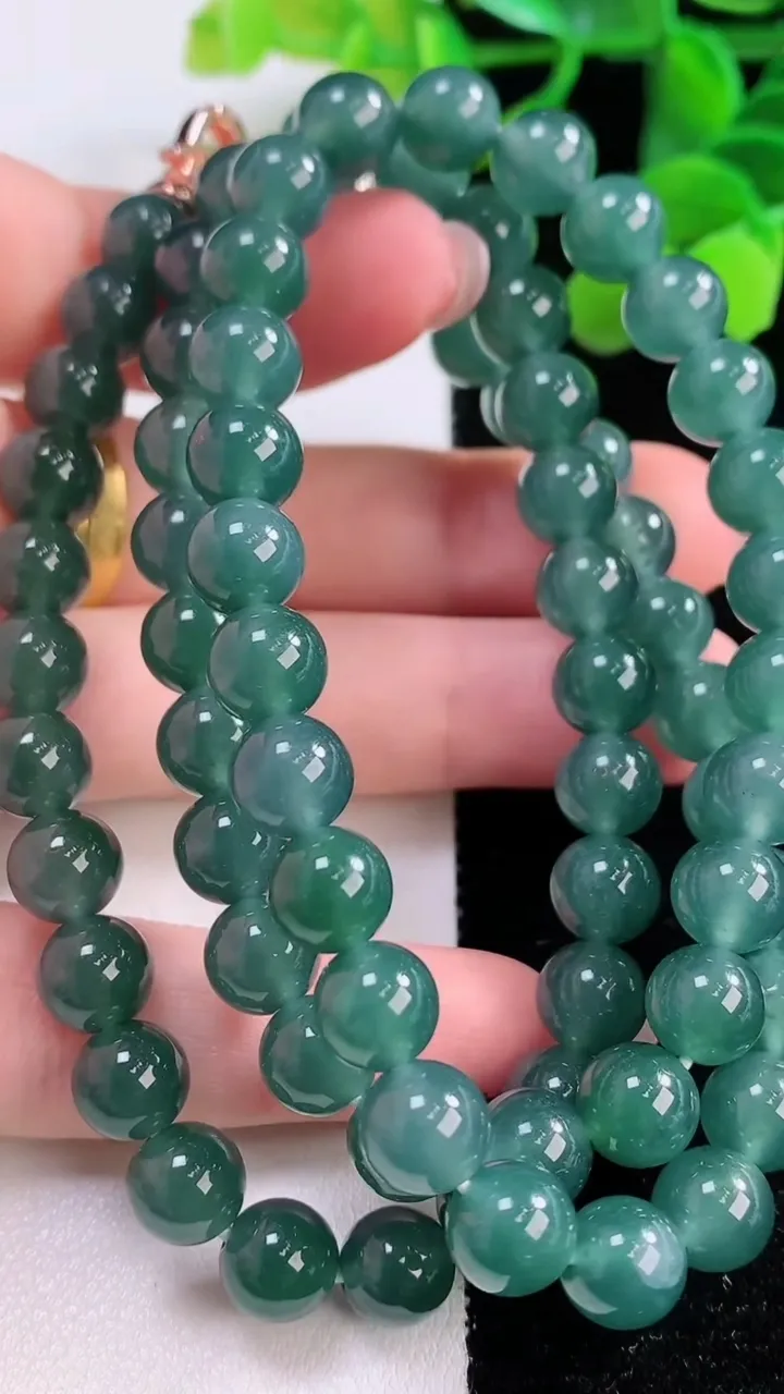 天然A货翡翠圆珠项链，尺寸7.7-75颗，重量:64.41g
11月25日