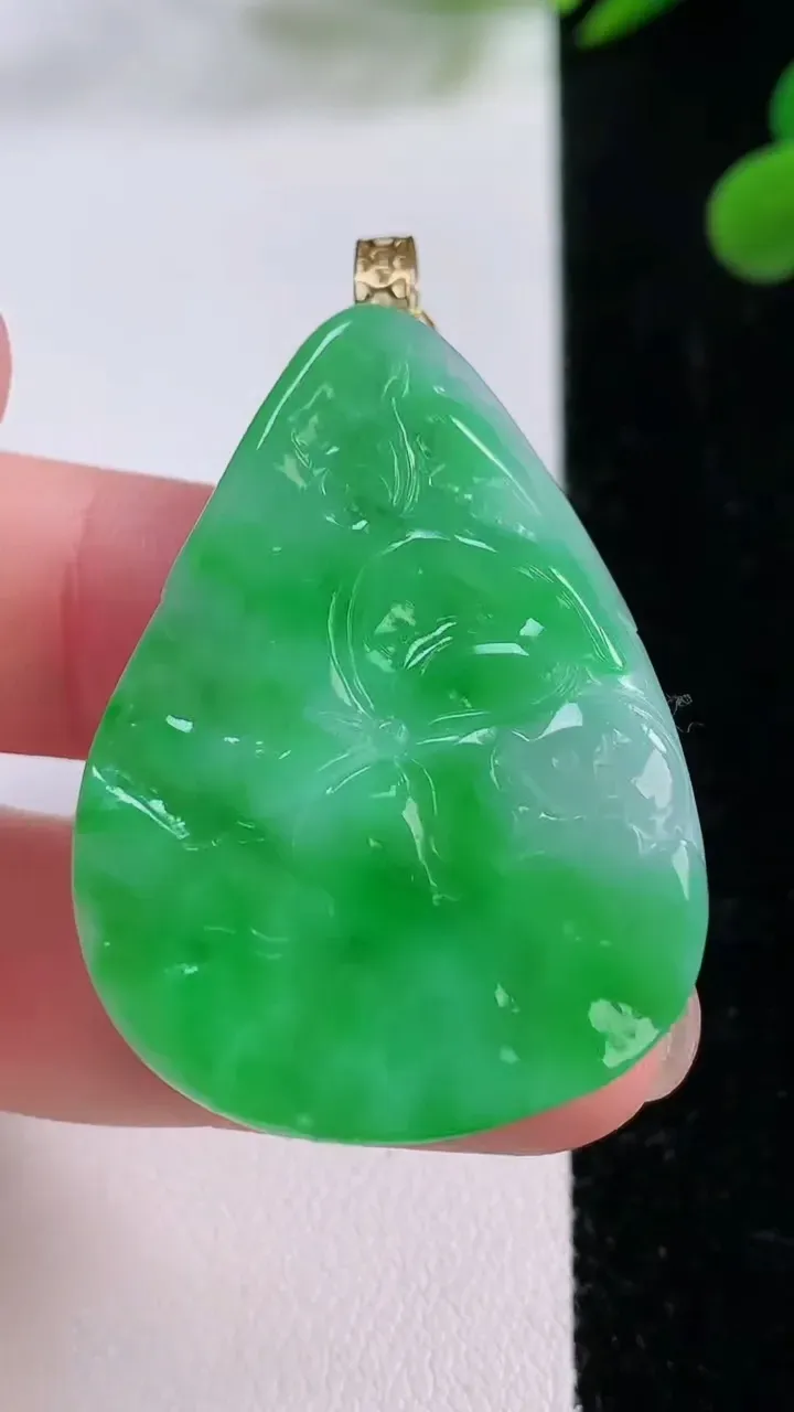 天然A货翡翠年年有余吊坠，尺寸39.3-29-8.1，重量:17.80g
11月25日