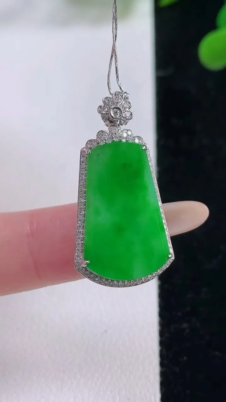 天然A货翡翠无事牌吊坠，尺寸30.2-15.5-6.6，裸石20.7-13.6重量:2.85g
11