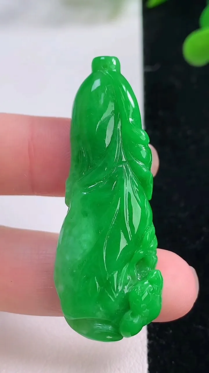 天然A货翡翠白菜吊坠，尺寸50-17.5-7.2，重量:12.99g
11月25日