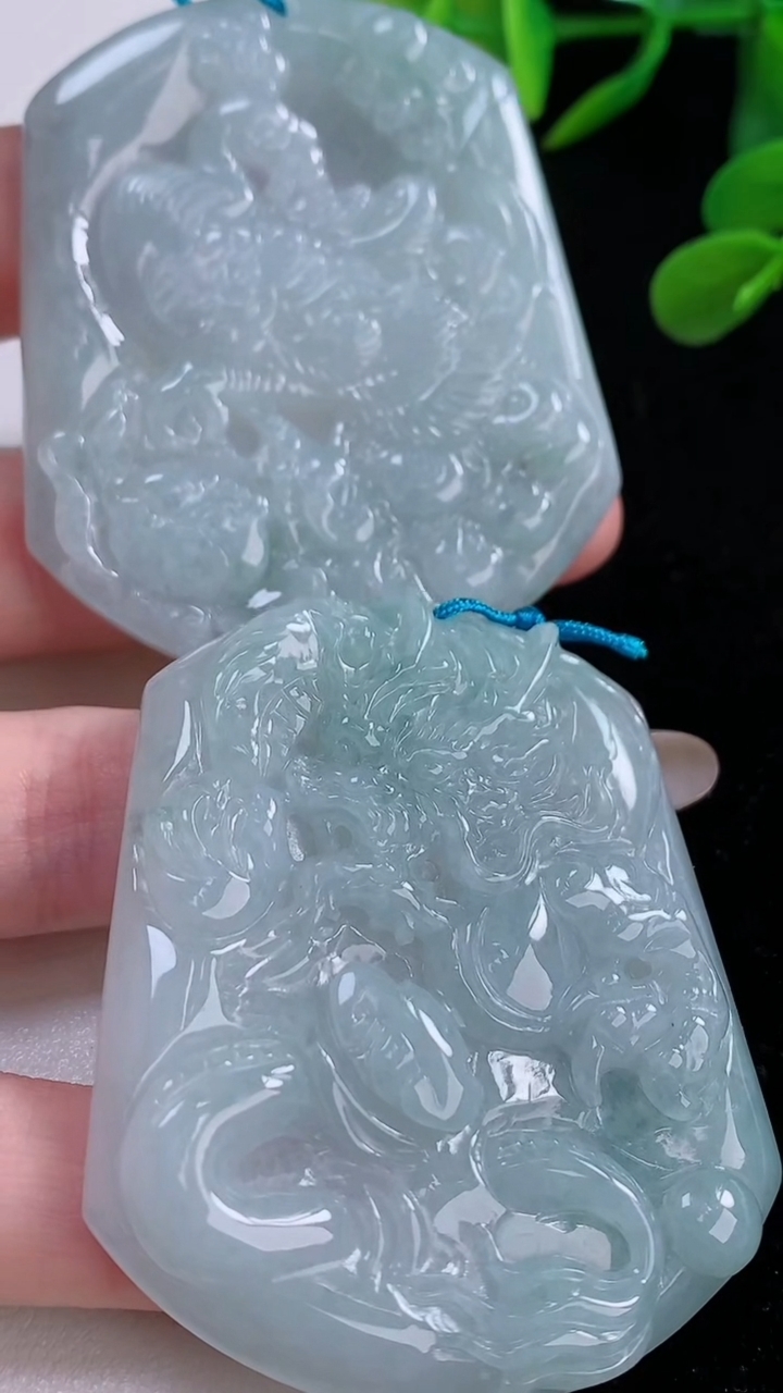 天然A货翡翠龙凤呈祥吊坠一对，尺寸54.3-46-5.2，重量:56.38g
11月25日