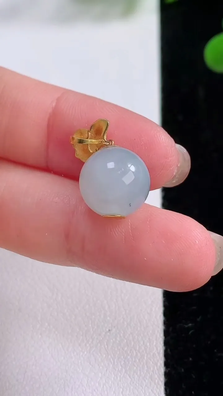 天然A货翡翠圆珠吊坠，尺寸11.3，重量:4.01g11月25日
工厂直销收藏佳品,种好水足，色泽均匀，有种有色，上手高大气！