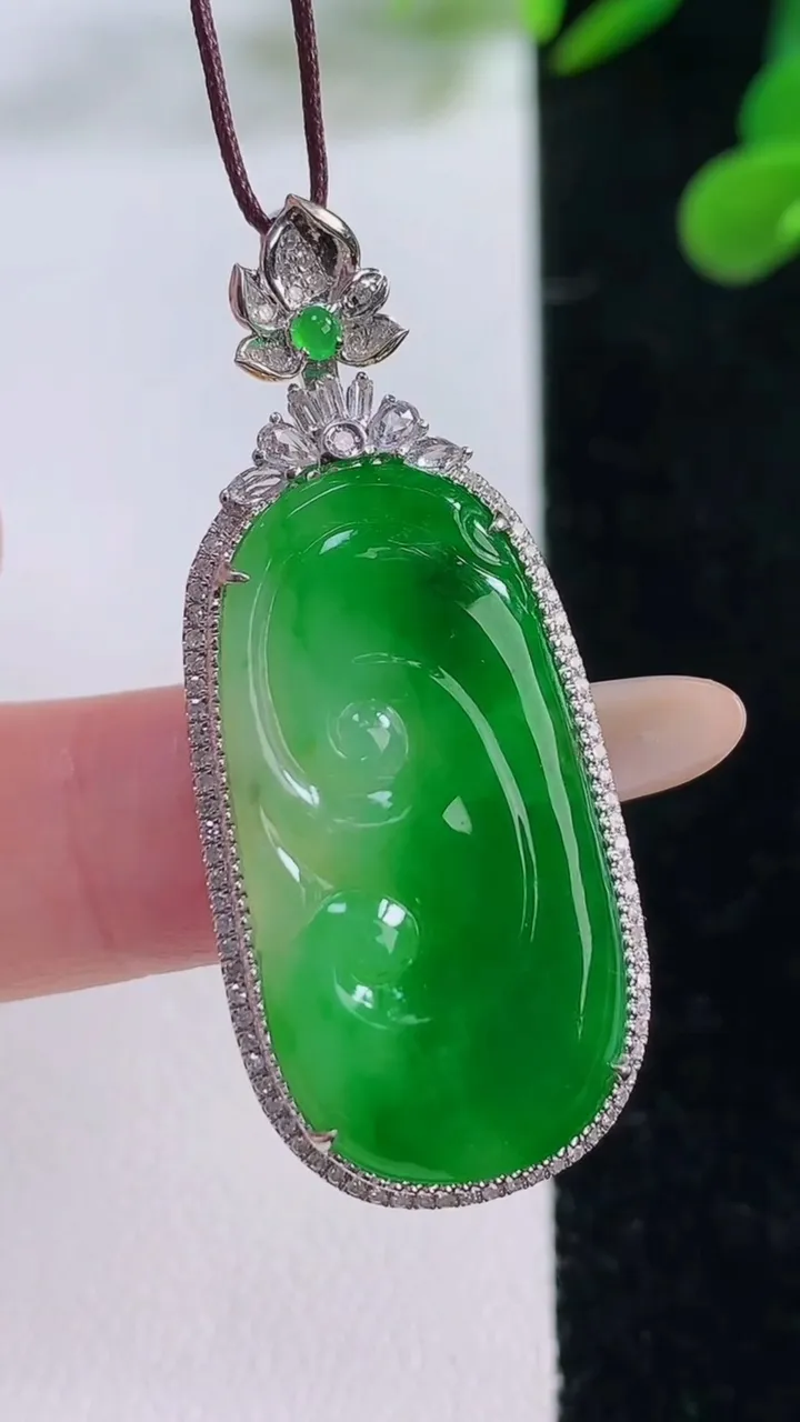 天然A货翡翠如意吊坠，尺寸43.2-18-5.2，裸石30-16.4重量:5.41g
11月25日