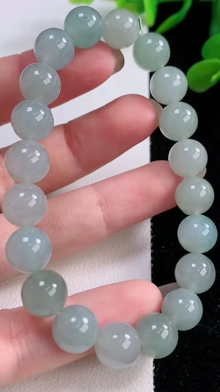 天然A货翡翠圆珠手串，尺寸9.3-20颗，重量:29.30g11月25日
工厂直销收藏佳品,种好水足，色泽均匀，有种有色，上手高大气！