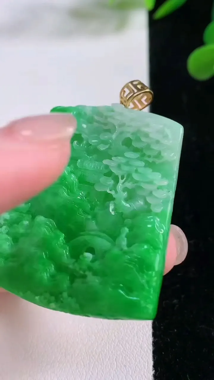 天然A货翡翠山水牌吊坠，尺寸42.8-38.8-4.6，重量:19.25g
11月25日