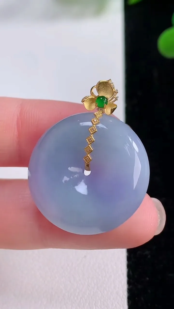 天然A货翡翠18K金紫罗兰平安扣吊坠，尺寸24.6-6.4，重量:8.21g
11月25日