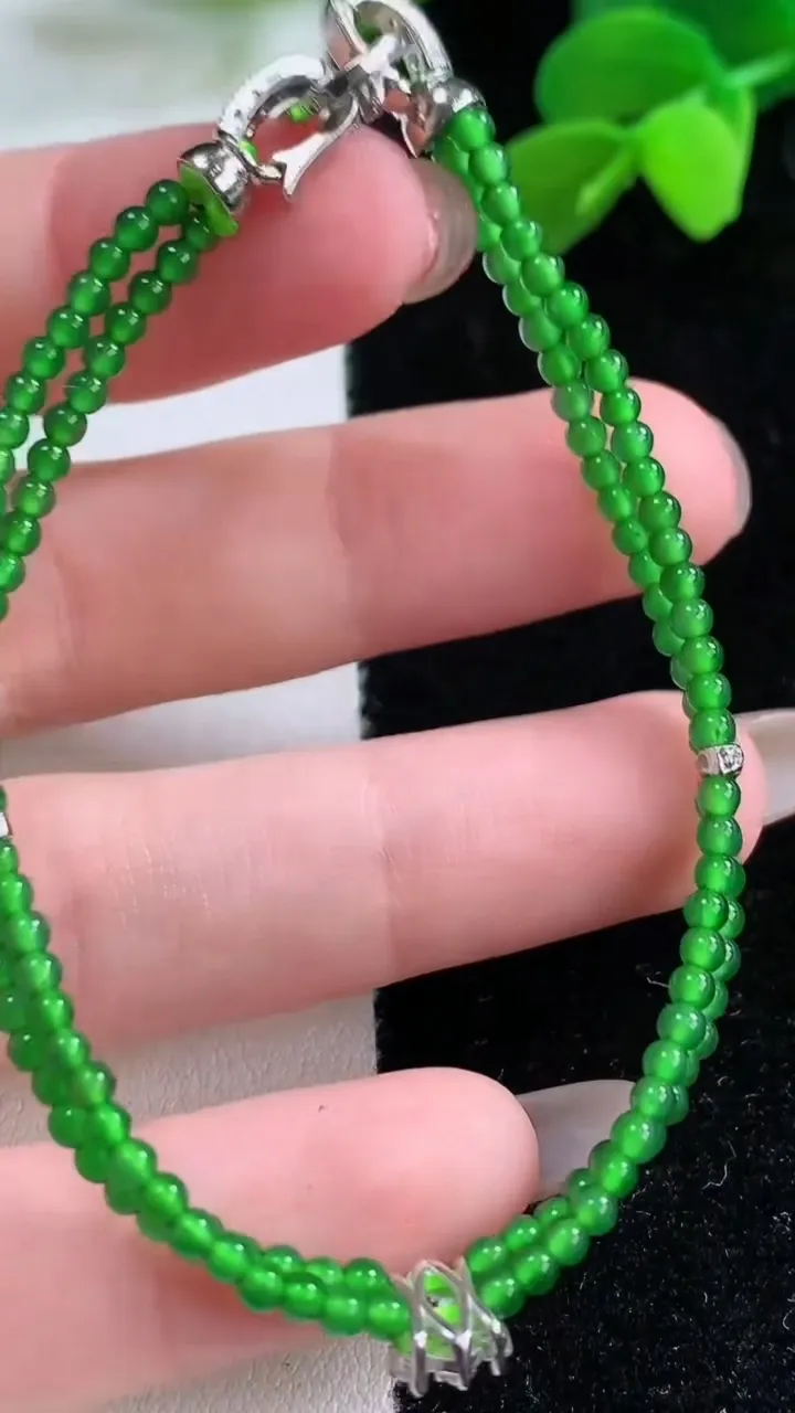 天然A货翡翠小米珠手串，尺寸2.4，重量:5.37g11月25日
工厂直销收藏佳品,种好水足，色泽均匀，有种有色，上手高大气！