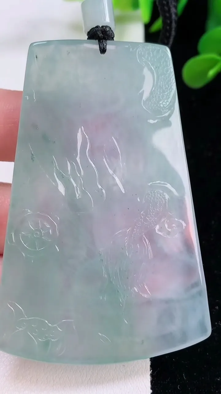 天然A货翡翠种飘花祥龙虚空藏菩萨吊坠，尺寸68-46-5.5，重量:41.96g
11月25日