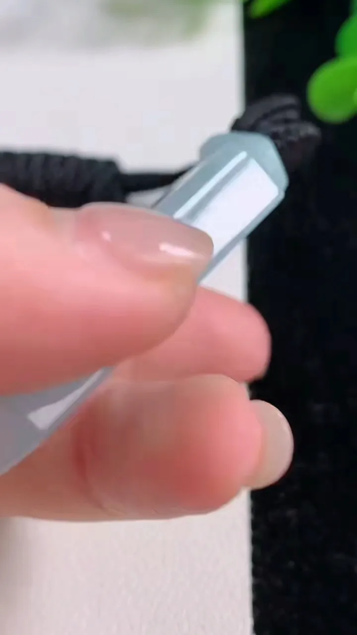 天然A货翡翠仿古无事牌吊坠，尺寸49-33.2-8.1，重量:44.12g
11月25日