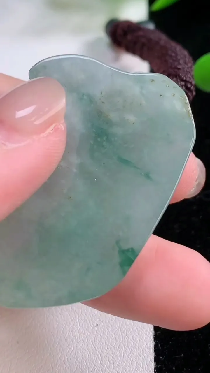 天然A货翡翠冰种飘花原石吊坠，尺寸42-29-7.6，重:23.96g
11月25日