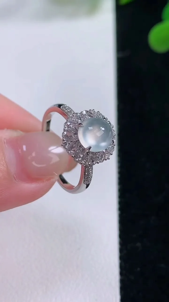 天然A货翡翠种白冰蛋面戒指，尺寸17.3-6.9-6.1-9，重量:3.10g2025年11月25日
工厂直销收藏佳品,种好水足，色泽均匀，有种有色，上手高大气！