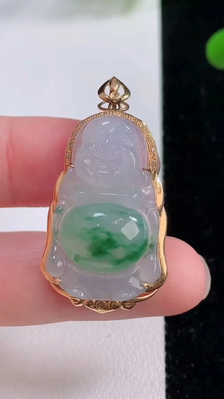 天然A货翡翠种飘花站佛 佛公吊坠，尺寸36.7-19.7-8.8，裸石28-17.4重量:5.56g
11月25日