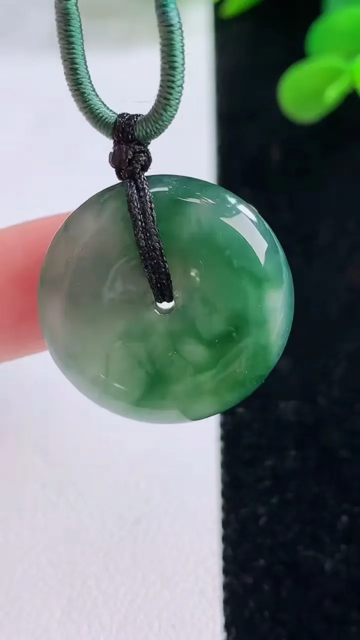 天然A货翡翠平安扣吊坠，尺寸23.3-5.1，重量:6.80g
11月25日