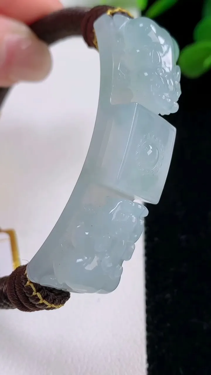 天然A货翡翠冰种飘花貔貅手绳，尺寸51-12-10，重量:28.74g
11月25日