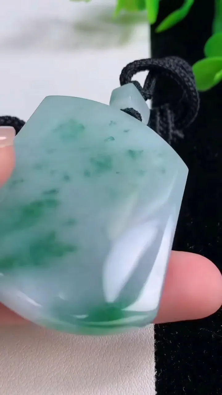 天然A货翡翠飘花无事牌吊坠，尺寸53.4-39.4-5.7，重量:38.97g
11月25日