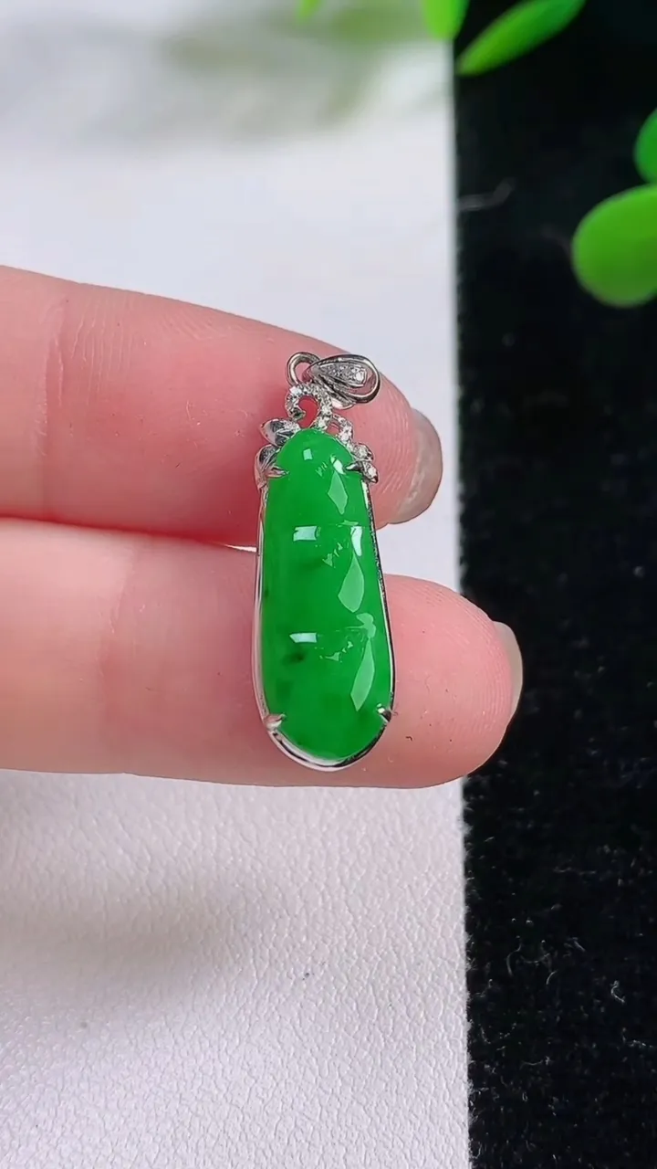 天然A货翡翠福豆吊坠，尺寸28-8.5-4.3，裸石19.5-7.5重:1.75g
11月25日