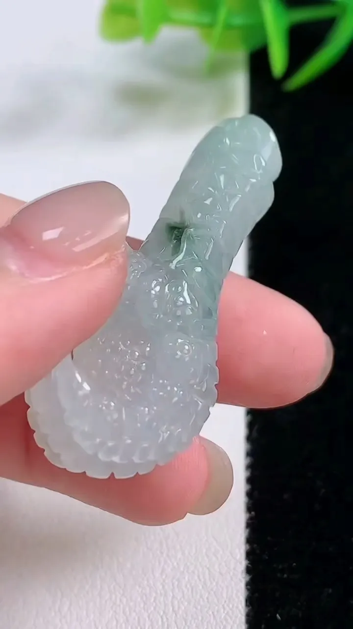 天然A货翡翠冰种飘花龙爪吊坠，尺寸44.5-18.3-12，重量:13.04g
11月25日