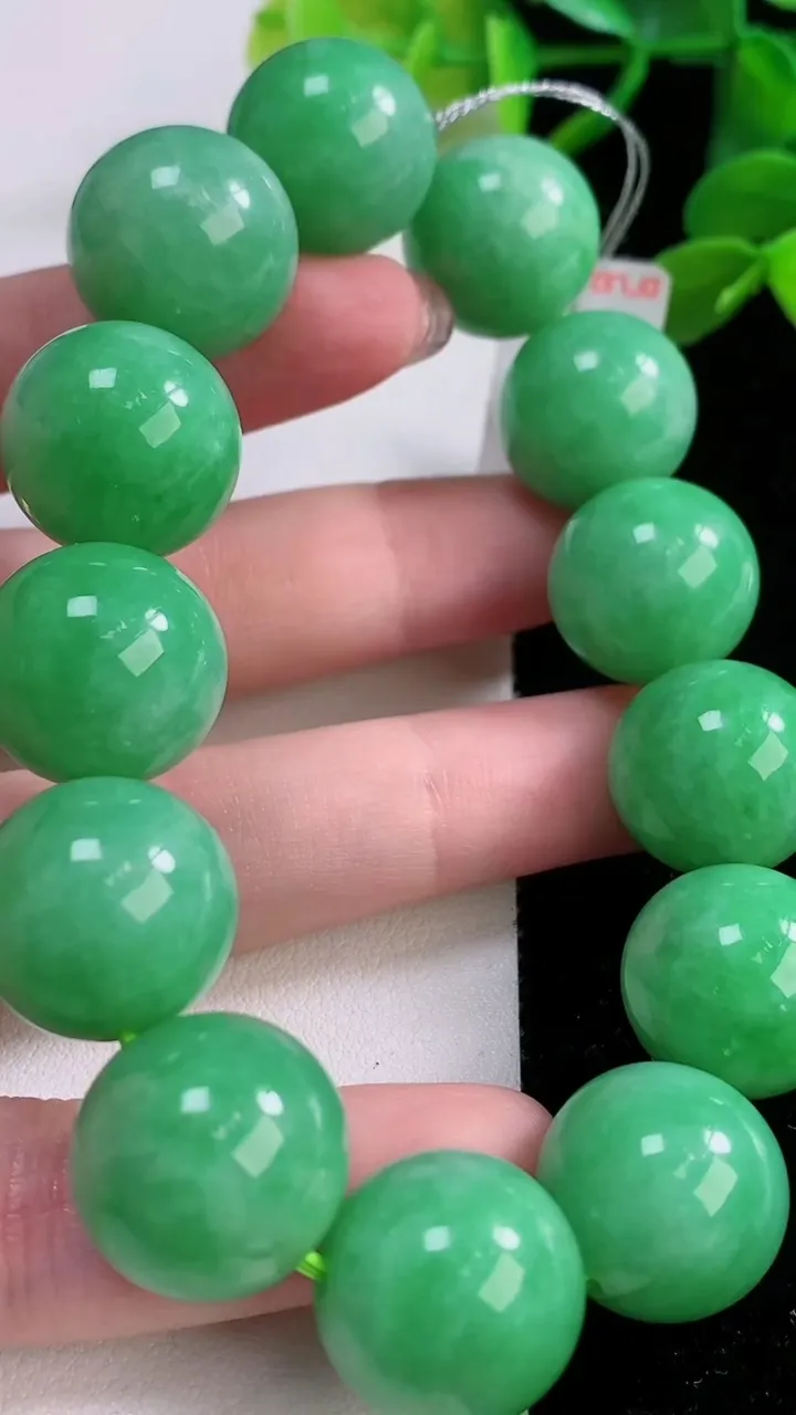 天然A货翡翠圆珠手串，尺寸16.4-13颗，重量:96.69g11月25日
工厂直销收藏佳品,种好水