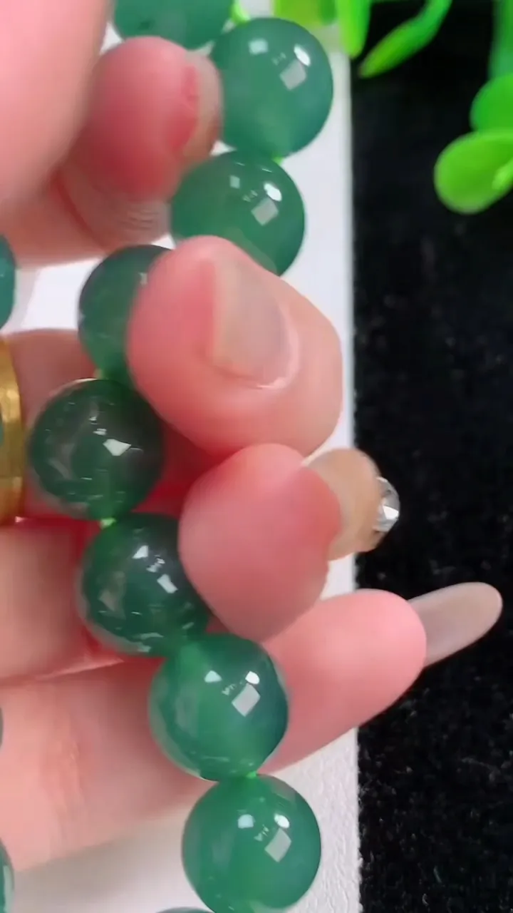 天然A货翡翠圆珠手串，尺寸11.7-17颗，重量:48.15g11月25日
工厂直销收藏佳品,种好水足，色泽均匀，有种有色，上手高大气！