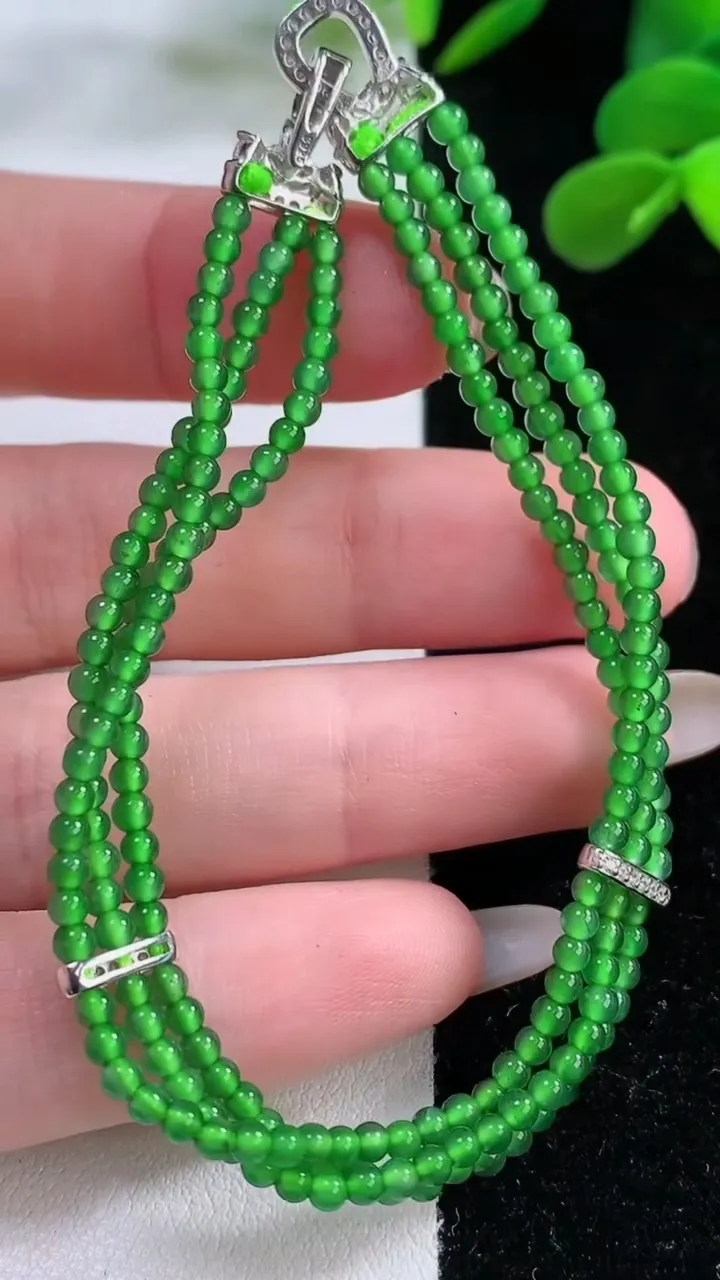 天然A货翡翠小米珠手串，尺寸2.4，重量:6.58g11月25日
工厂直销收藏佳品,种好水足，色泽均匀，有种有色，上手高大气！