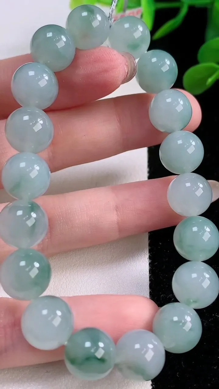 天然A货翡翠种飘花圆珠手串，尺寸10.8-19颗，重量:40.69g11月25日
工厂直销收藏佳品,