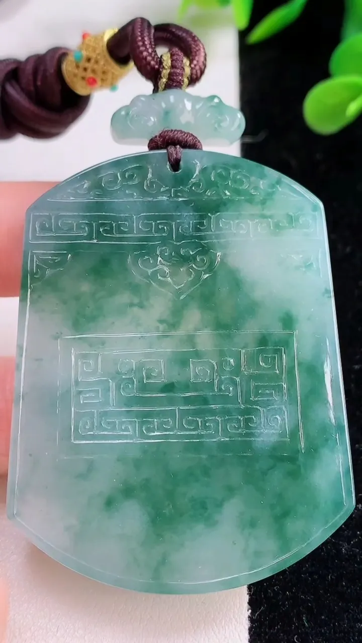 天然A货翡翠种飘花仿古无事牌吊坠，尺寸56.7-43-5.9，重量:51.20g
11月25日