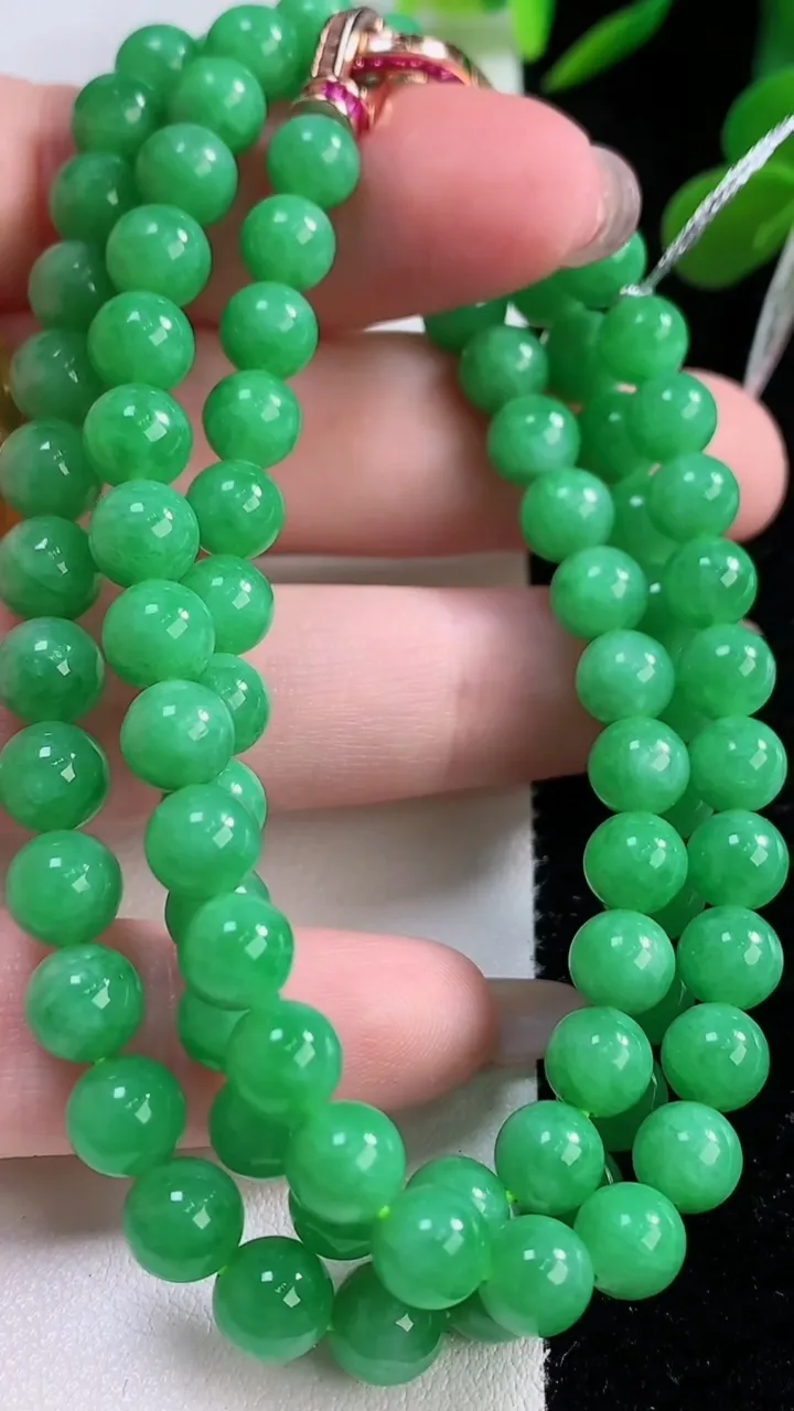 天然A货翡翠圆珠项链，尺寸6.5-87颗，重量:43.35g11月25日
工厂直销收藏佳品,种好水足，色泽均匀，有种有色，上手高大气！
