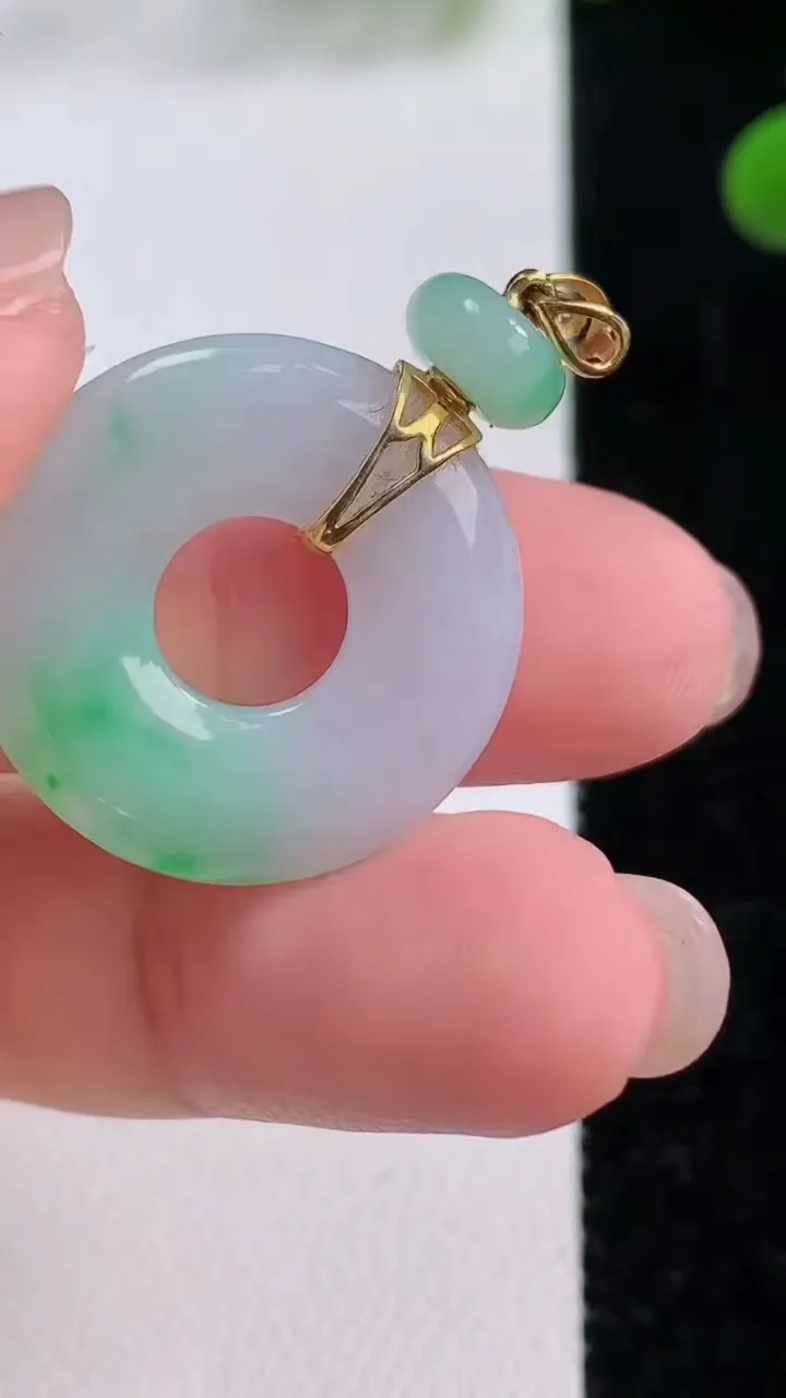 天然A货翡翠平安环吊坠，尺寸23-3.7，重量:5.67g
11月25日