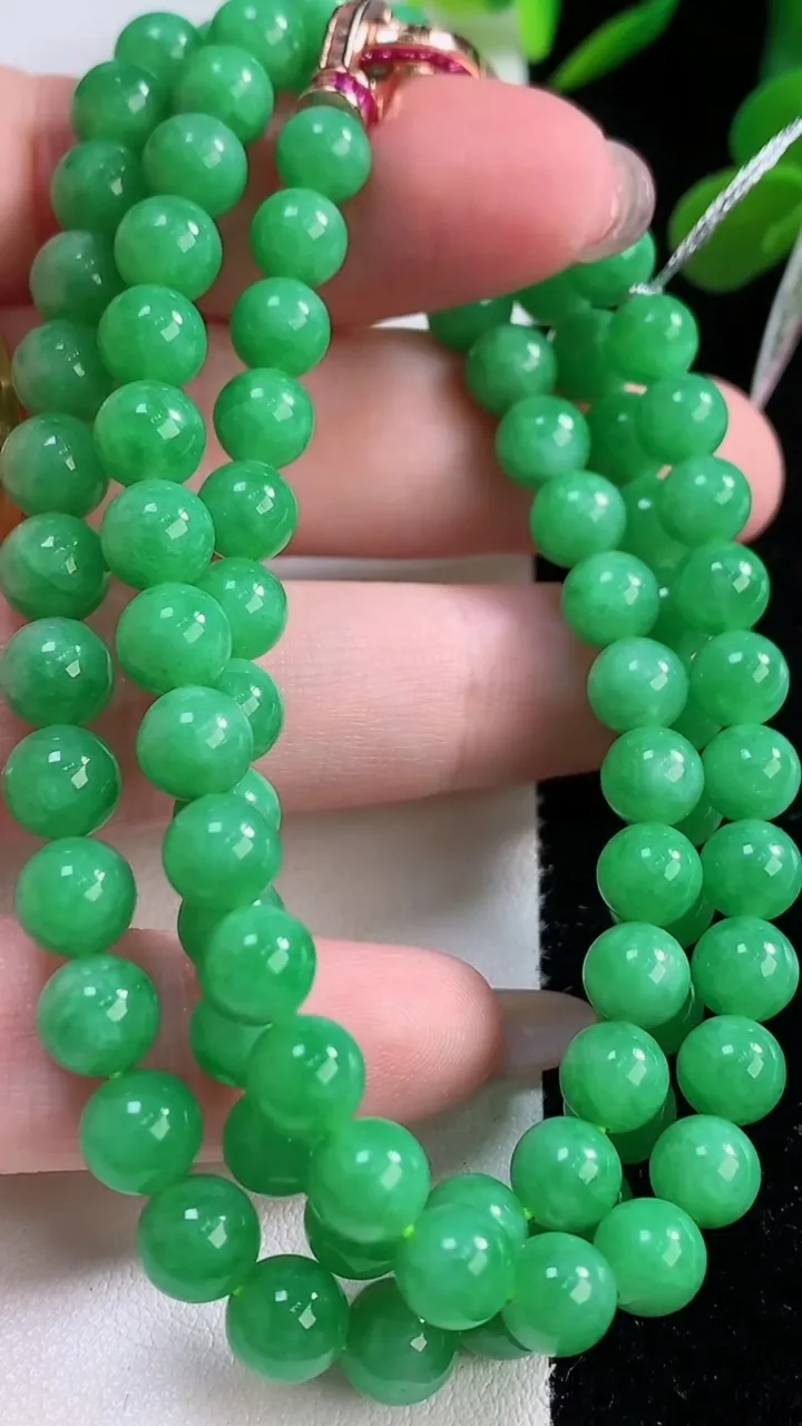 天然A货翡翠圆珠项链，尺寸6.5-87颗，重量:43.35g11月25日
工厂直销收藏佳品,种好水足，色泽均匀，有种有色，上手高大气！